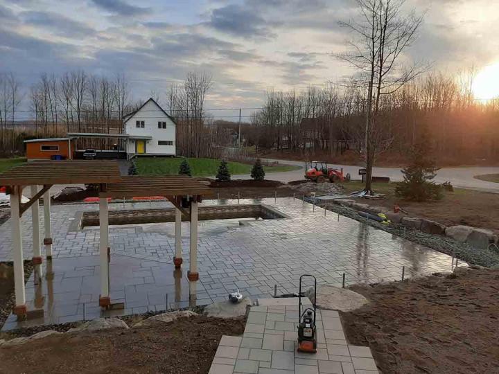 Pose de pavé en pierre naturelle Granby